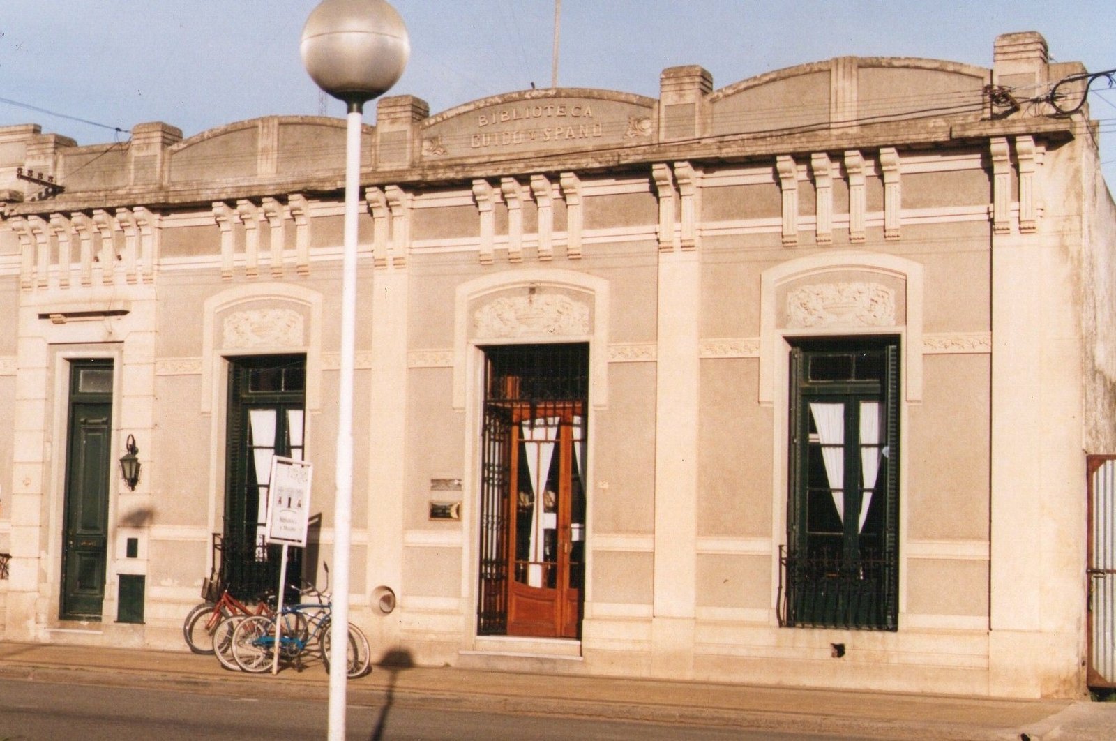 Biblioteca Popular Guido y Spano.
