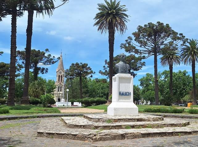 Iglesia y plaza principal de Rauch, Buenos Aires